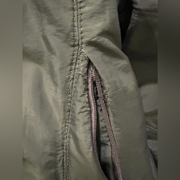 Guess Puffer Jacket Junior’s Medium with removable hood - Picture 4 of 6